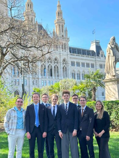 Ellex Raidla toetas Tartu tudengite ajaloolist edu Vis Mootil: Karl-Enrik Kriis, Paul Kattago, Heiti Talvik ja Siim Reineberg.